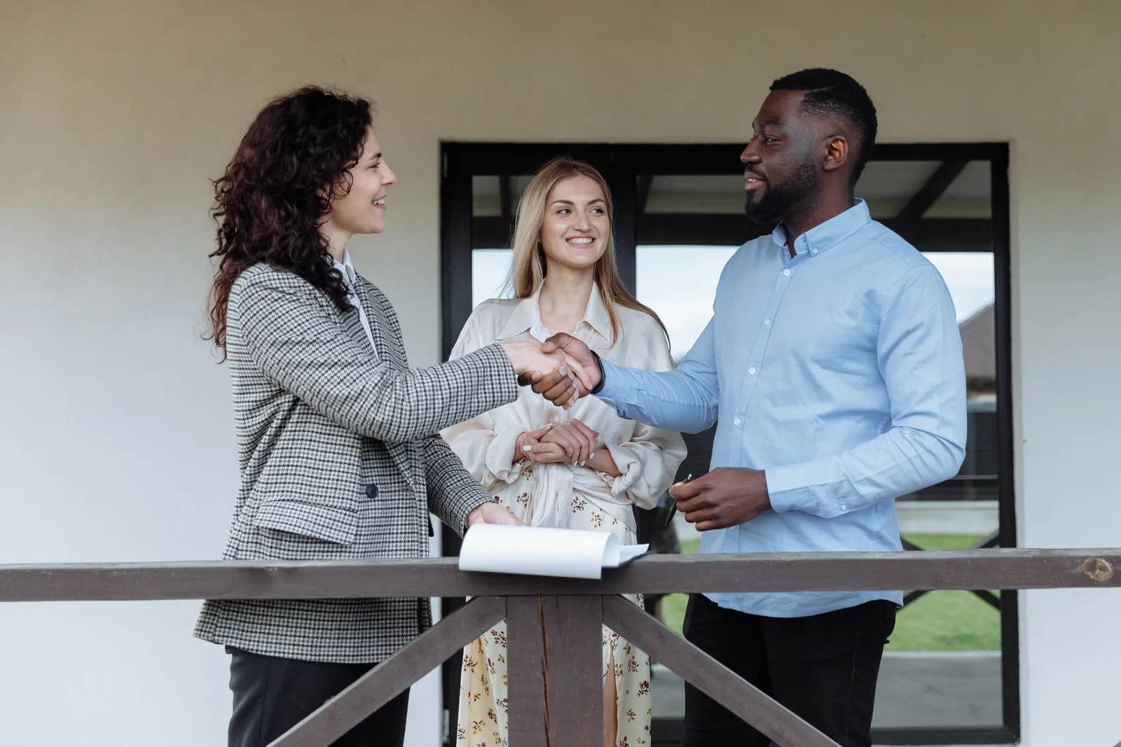 Entrepreneur étudiant le plan d’un appartement à louer avant un premier investissement